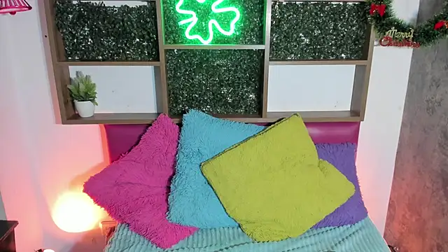 Snapshot of Angeldust19 chatting on November 21, 4:00 am Angeldust19 online show from November 21, 4:00 am