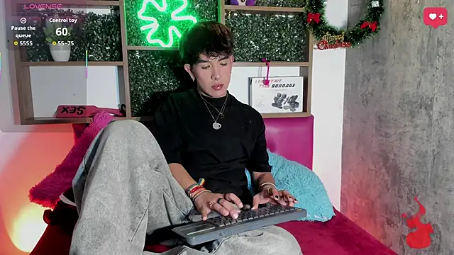 Snapshot of Angeldust19 chatting on November 30, 12:25 am Angeldust19 online show from November 30, 12:25 am