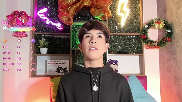 Snapshot of Angeldust19 chatting on December 3, 2:52 am Angeldust19 online show from December 3, 2:52 am