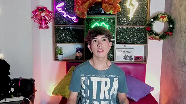 Snapshot of Angeldust19 chatting on December 5, 3:26 am Angeldust19 online show from December 5, 3:26 am