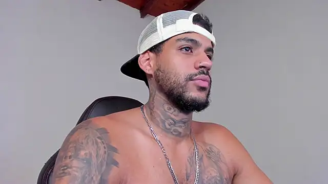 Snapshot of LuigiVitale_1 chatting on November 30, 7:23 am LuigiVitale 1 online show from November 30, 7:23 am