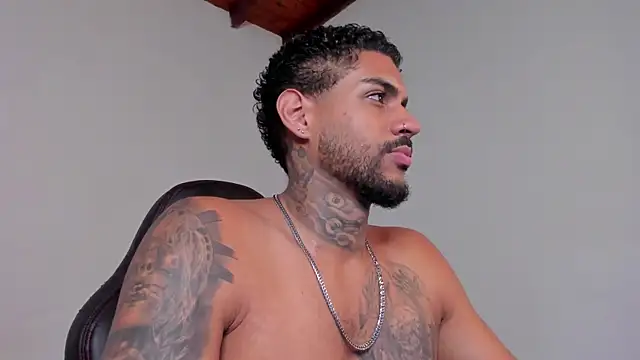 Snapshot of LuigiVitale_1 chatting on December 16, 4:28 am LuigiVitale 1 online show from December 16, 4:28 am