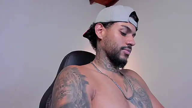 LuigiVitale 1 online show from February 19, 1:45 am