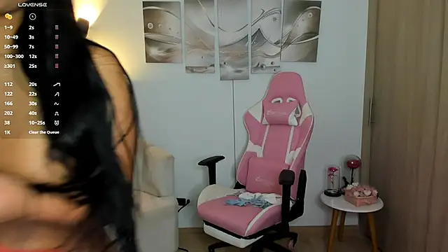 haileyflorez  online show from June 11, 1:09 pm