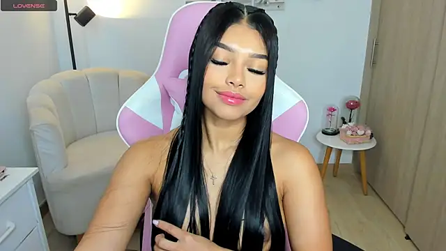 haileyflorez  online show from June 12, 2:05 pm