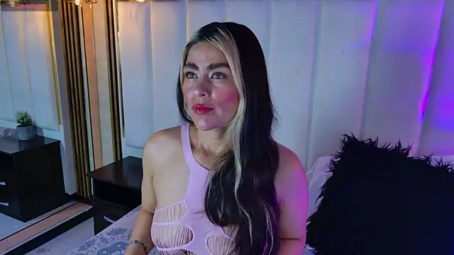 Snapshot of Lia_Jonesss chatting on December 2, 4:40 am Lia Jonesss online show from December 2, 4:40 am