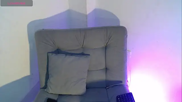 Snapshot of Isabella_Hillss chatting on December 20, 3:02 am Isabella Hillss online show from December 20, 3:02 am