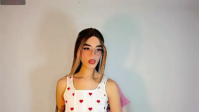 Snapshot of LeslieAmor1 chatting on November 19, 9:20 am LeslieAmor1 online show from November 19, 9:20 am