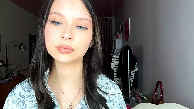 Snapshot of EmmaJonse chatting on November 17, 11:05 am EmmaJonse online show from November 17, 11:05 am