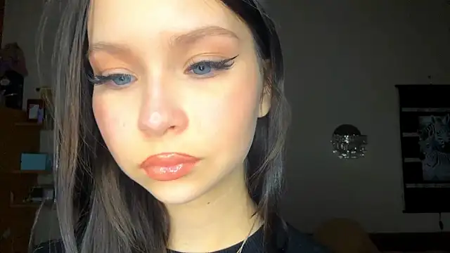 Snapshot of EmmaJonse chatting on December 1, 11:04 am EmmaJonse online show from December 1, 11:04 am