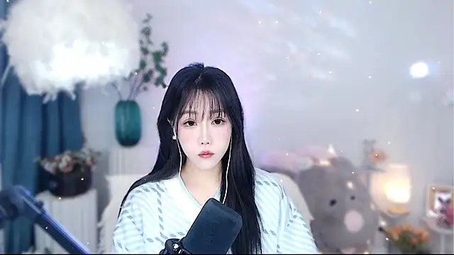 Snapshot of Laura_520 chatting on November 22, 12:42 am Laura 520 online show from November 22, 12:42 am