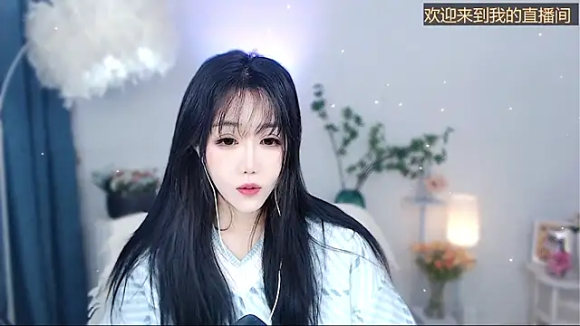 Snapshot of Laura_520 chatting on December 1, 11:43 pm Laura 520 online show from December 1, 11:43 pm