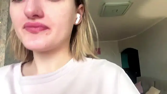 Snapshot of Emily_lyy chatting on December 2, 9:25 am Emily lyy online show from December 2, 9:25 am