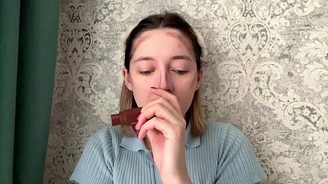 Snapshot of Emily_lyy chatting on December 15, 7:34 am Emily lyy online show from December 15, 7:34 am