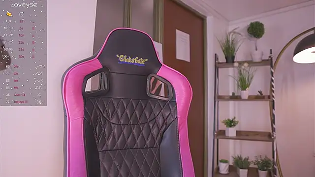 Snapshot of Enola_Holmes_ chatting on November 24, 12:05 pm Enola Holmes online show from November 24, 12:05 pm