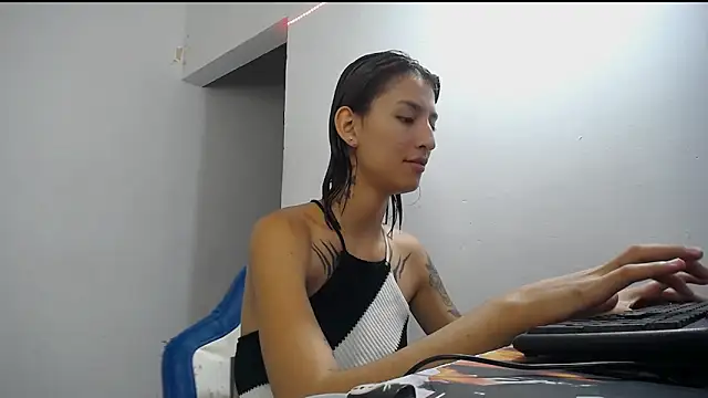 Snapshot of Hot_play18 chatting on February 19, 9:33 pm Hot play18 online show from February 19, 9:33 pm