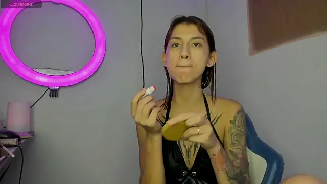 Snapshot of Hot_play18 chatting on March 7, 8:50 pm Hot play18 online show from March 7, 8:50 pm