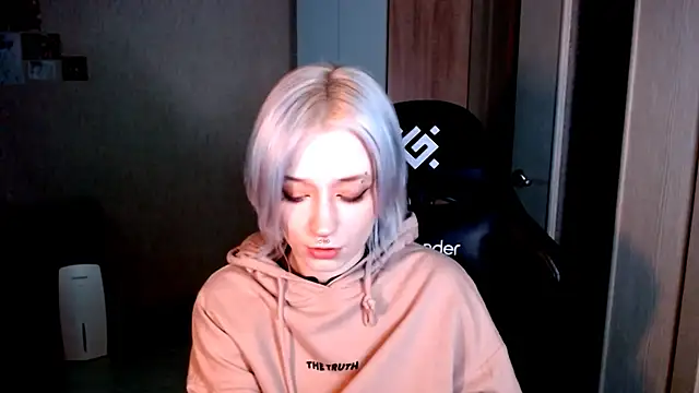 Snapshot of SophiaLur chatting on November 24, 3:23 pm SophiaLur online show from November 24, 3:23 pm