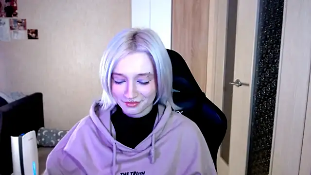 Snapshot of SophiaLur chatting on December 3, 4:38 pm SophiaLur online show from December 3, 4:38 pm