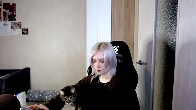 Snapshot of SophiaLur chatting on December 5, 3:52 pm SophiaLur online show from December 5, 3:52 pm