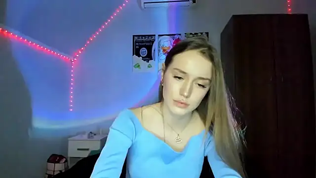 Snapshot of tinyglow chatting on December 4, 4:55 am tinyglow online show from December 4, 4:55 am