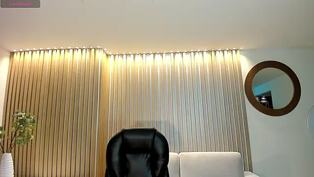 Snapshot of SophieLanne chatting on March 29, 3:50 am SophieLanne online show from March 29, 3:50 am