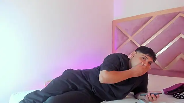 Snapshot of myke_and_mia chatting on December 3, 2:15 pm myke and mia online show from December 3, 2:15 pm