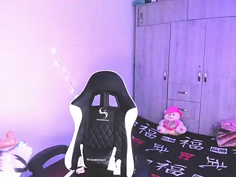 Snapshot of Zombitch chatting on December 15, 6:56 pm Zombitch online show from December 15, 6:56 pm