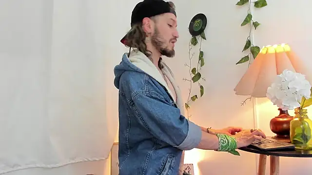 AngelDamianArt online show from February 9, 7:18 pm