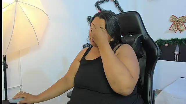 Snapshot of BWW-CINDY11 chatting on December 5, 3:48 am BWW-CINDY11 online show from December 5, 3:48 am