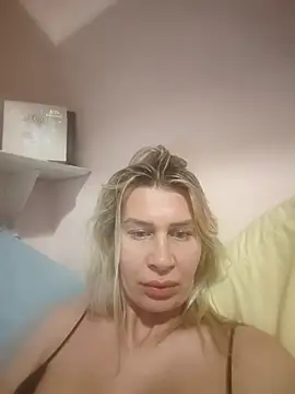 Snapshot of NaughtyClaudia_ chatting on December 14, 9:30 pm NaughtyClaudia online show from December 14, 9:30 pm