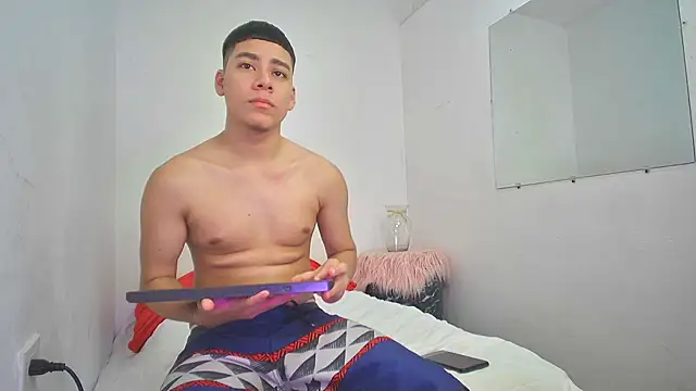 Snapshot of Lucastorrez01 chatting on November 18, 6:18 am Lucastorrez01 online show from November 18, 6:18 am