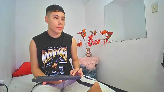 Snapshot of Lucastorrez01 chatting on November 29, 2:25 am Lucastorrez01 online show from November 29, 2:25 am