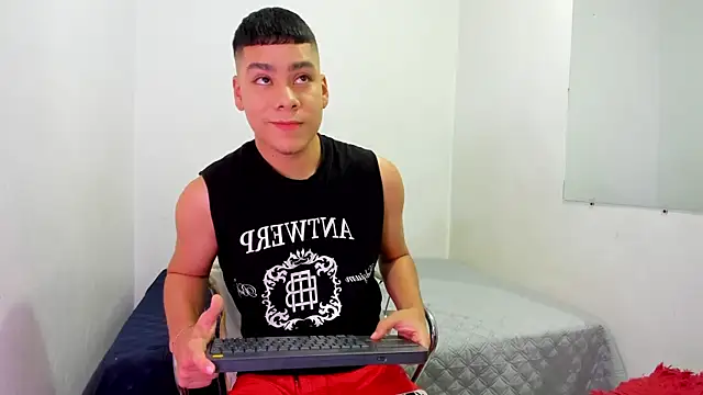 Lucastorrez01 online show from June 13, 10:40 pm