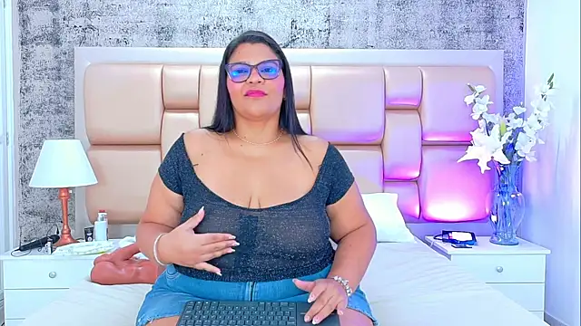 Snapshot of SelennaCooper chatting on December 5, 11:41 am SelennaCooper online show from December 5, 11:41 am