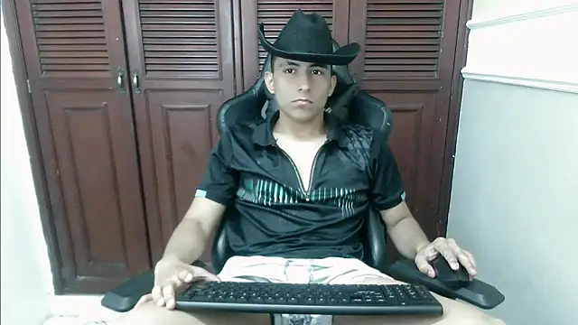 Snapshot of dannyt_hot chatting on November 18, 12:42 pm dannyt hot online show from November 18, 12:42 pm