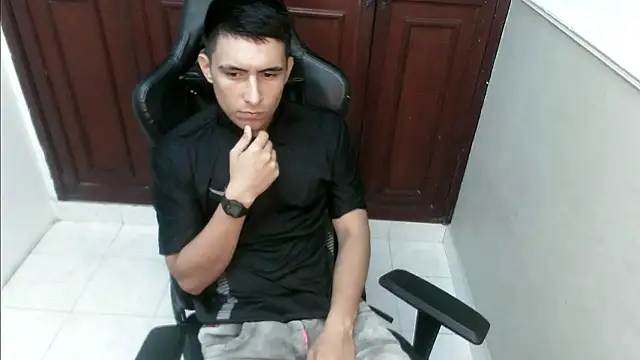 Snapshot of dannyt_hot chatting on November 25, 3:06 am dannyt hot online show from November 25, 3:06 am