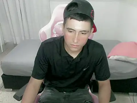 Snapshot of dannyt_hot chatting on December 4, 1:42 pm dannyt hot online show from December 4, 1:42 pm