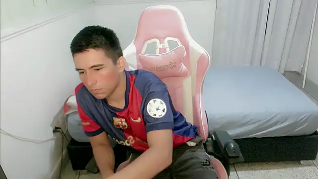 Snapshot of dannyt_hot chatting on December 5, 1:52 pm dannyt hot online show from December 5, 1:52 pm