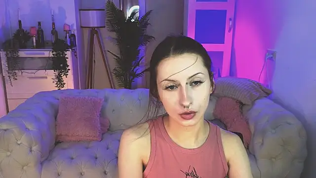 Snapshot of AliceWallflower chatting on November 23, 12:49 pm AliceWallflower online show from November 23, 12:49 pm