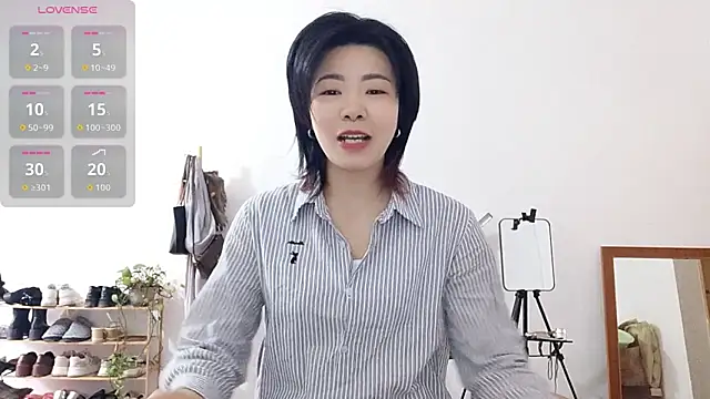 Snapshot of adele8731 chatting on December 3, 12:40 am adele8731 online show from December 3, 12:40 am