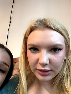 Snapshot of ErikaMuse chatting on November 20, 4:23 am ErikaMuse online show from November 20, 4:23 am