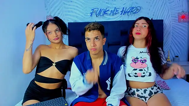 Snapshot of TrioPecadoVIP chatting on December 2, 6:19 am TrioPecadoVIP online show from December 2, 6:19 am