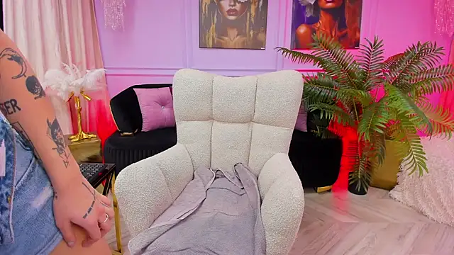 Snapshot of YasminWild chatting on November 28, 4:48 am YasminWild online show from November 28, 4:48 am