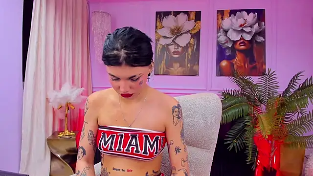 Snapshot of YasminWild chatting on December 4, 4:33 am YasminWild online show from December 4, 4:33 am