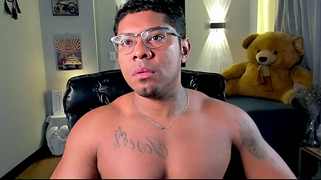 Snapshot of LEONHDZ chatting on December 4, 8:17 pm LEONHDZ online show from December 4, 8:17 pm