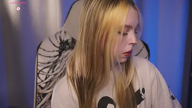 ElvenQueen online show from March 8, 2:10 pm