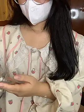 Hanni 22 online show from December 5, 3:30 pm