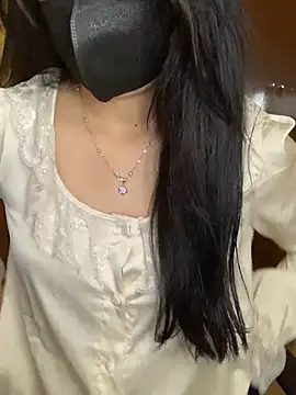 Hanni 22 online show from December 15, 4:00 pm