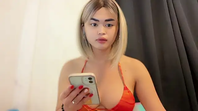 Snapshot of Miacums69 chatting on December 18, 11:05 am Miacums69 online show from December 18, 11:05 am